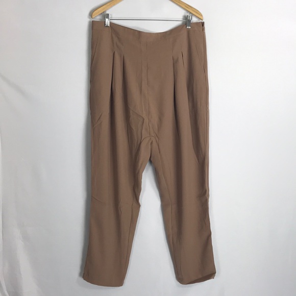 Vertigo Solid Two-Pocket Crop Pants - Picture 3 of 5